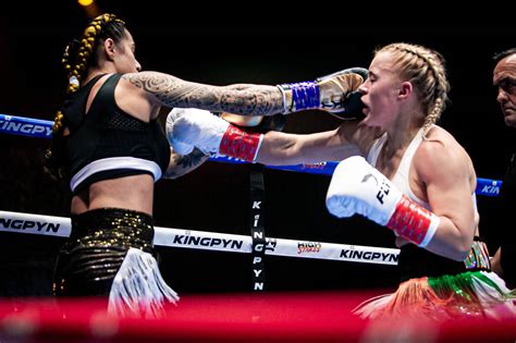 elle.brooke solo|Misfits Boxing 12 video: Elle Brooke rocks AJ Bunker to win title.